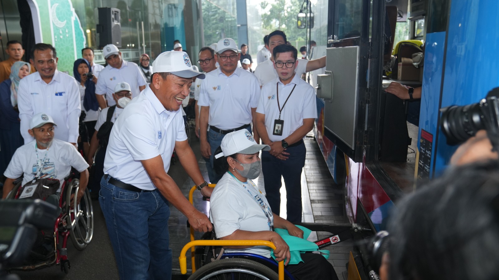 (Foto) Dukung Perjalanan Nyaman, BSI Berangkatkan 1.000 Pemudik dan Siapkan Layanan Disabilitas