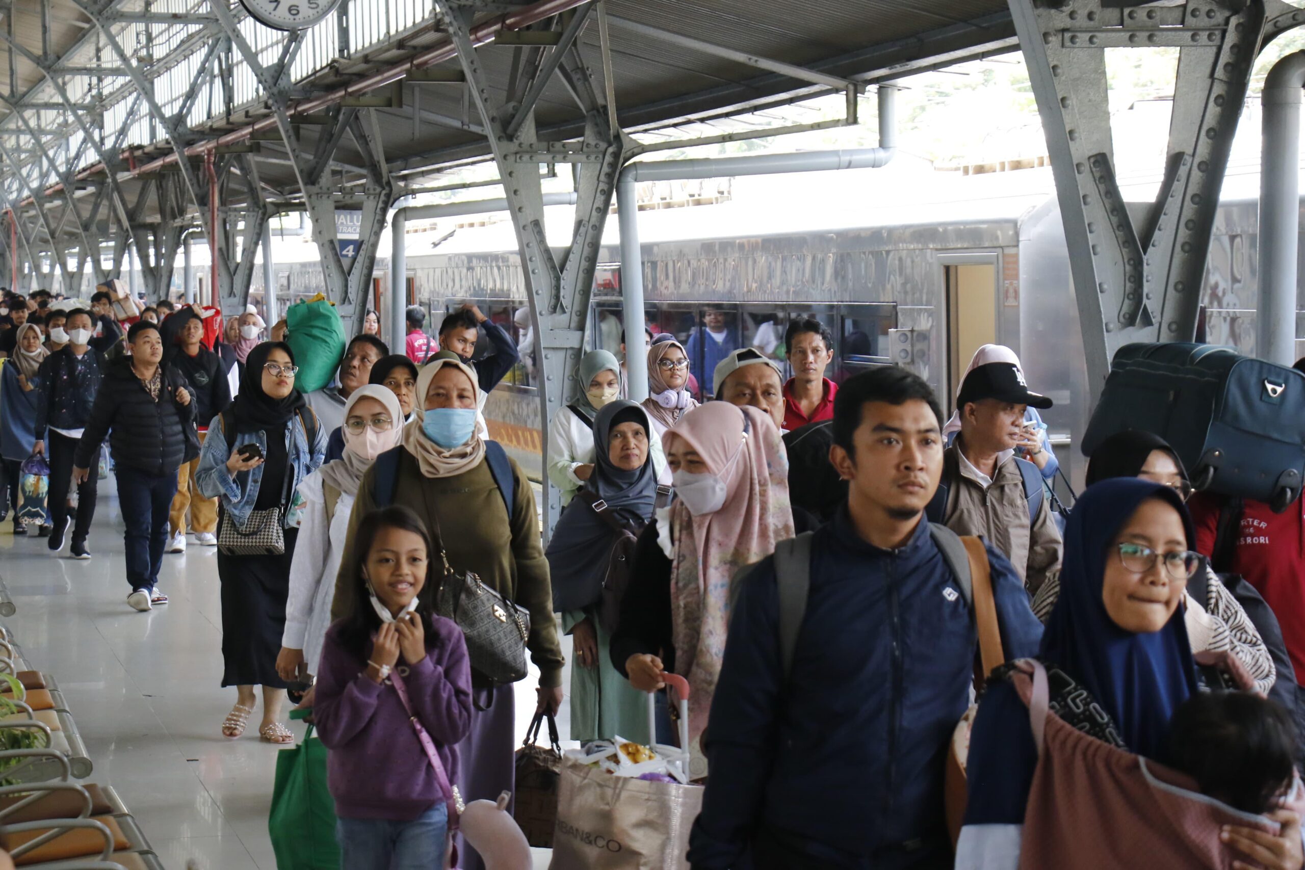 Lonjakan Penumpang Kereta Api dalam Tiga Hari Pertama Lebaran 2025