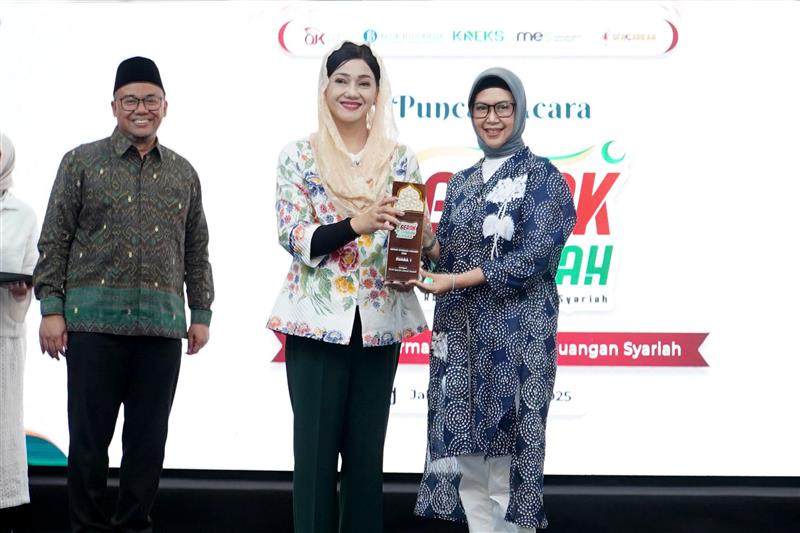 (Foto) Konsisten Pacu Literasi & Inklusi Keuangan, OJK Anugerahi BSI 3 Penghargaan GERAK Syariah Award