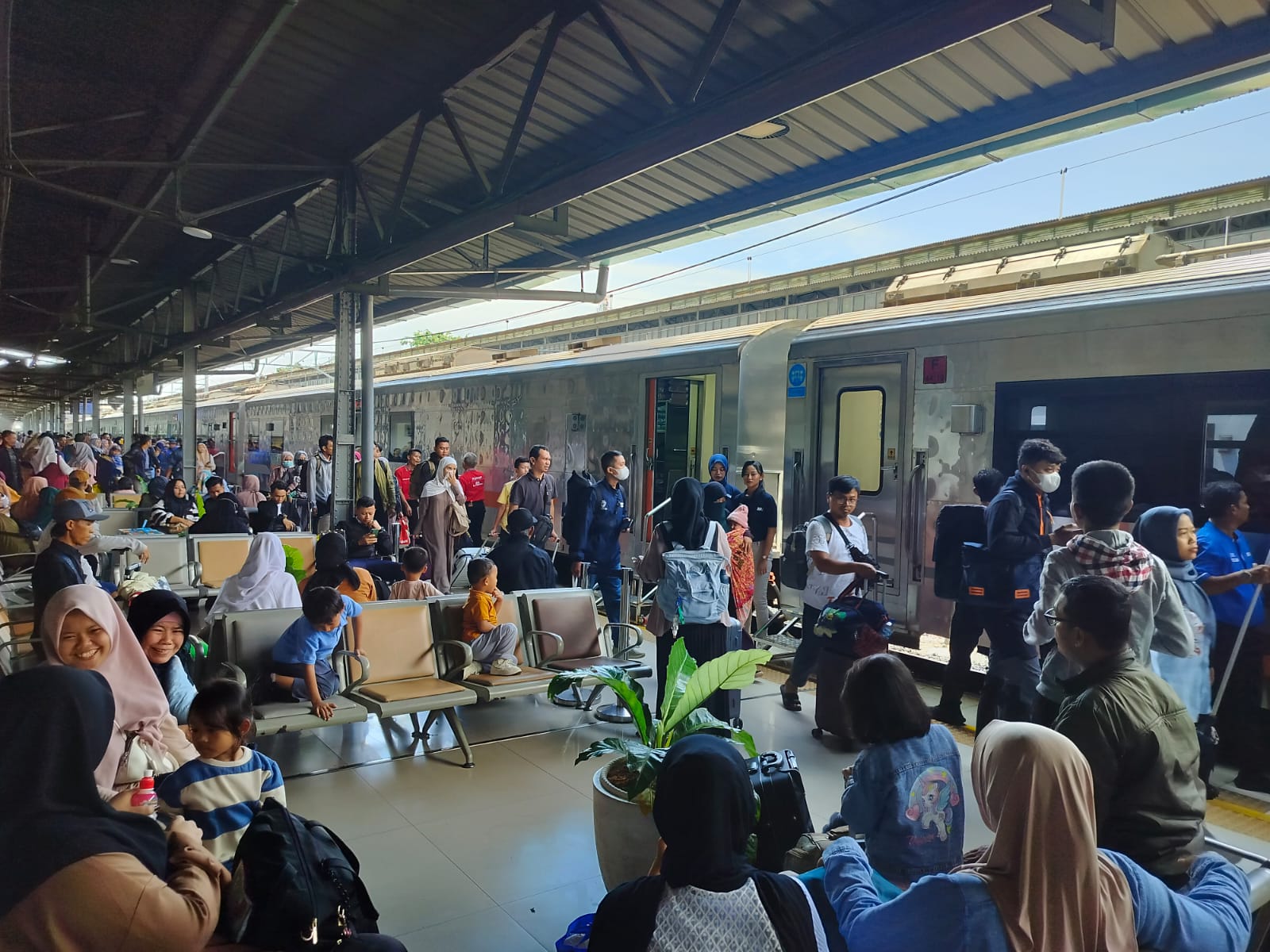 KAI Siap Menangani Lonjakan Penumpang, Tiket Kereta Paskah Capai 113% di Hari Pertama