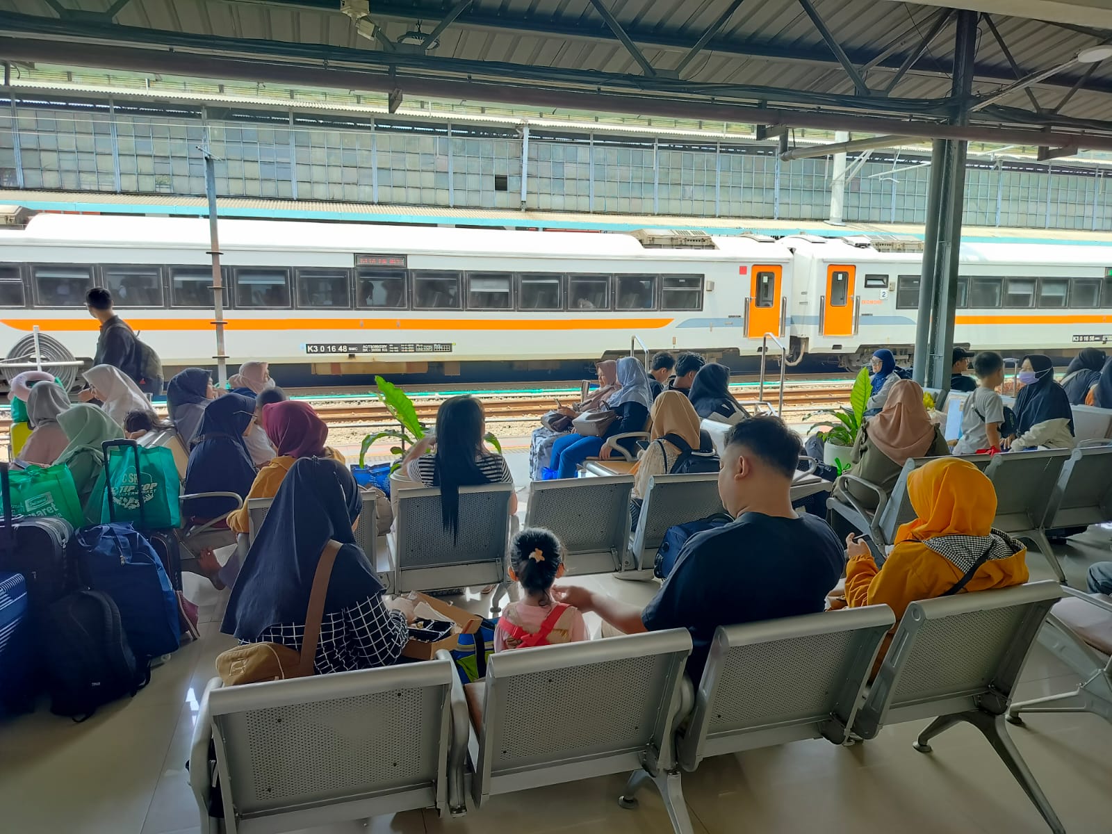 KAI Nikmati Lonjakan Penumpang Saat Lebaran, Harga Tiket Terjangkau Karena BBM Subsidi
