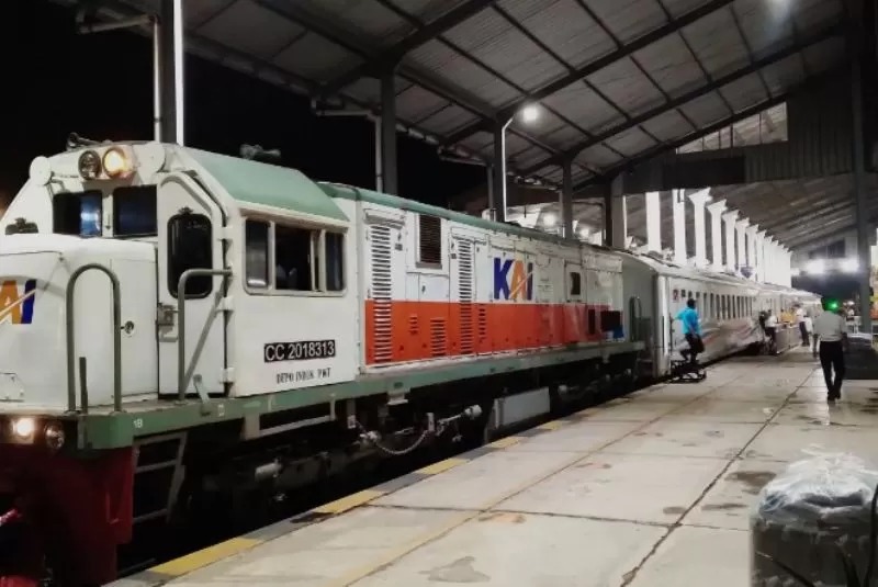 Arus Mudik di Stasiun Malang Mulai Turun Meski Tetap Ramai di H-1 Lebaran