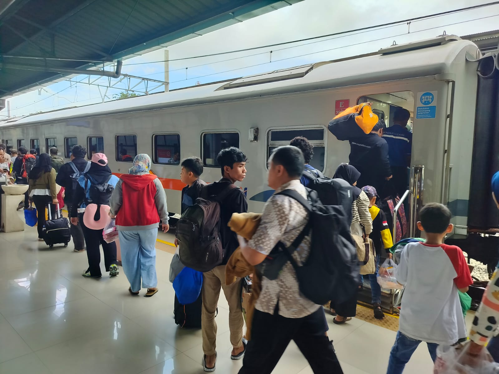 KAI Layani 1,66 Juta Penumpang dan Jual 3,4 Juta Tiket, Mudik Tanpa Khawatir Tinggalkan Si Oyen dengan Kalog Express