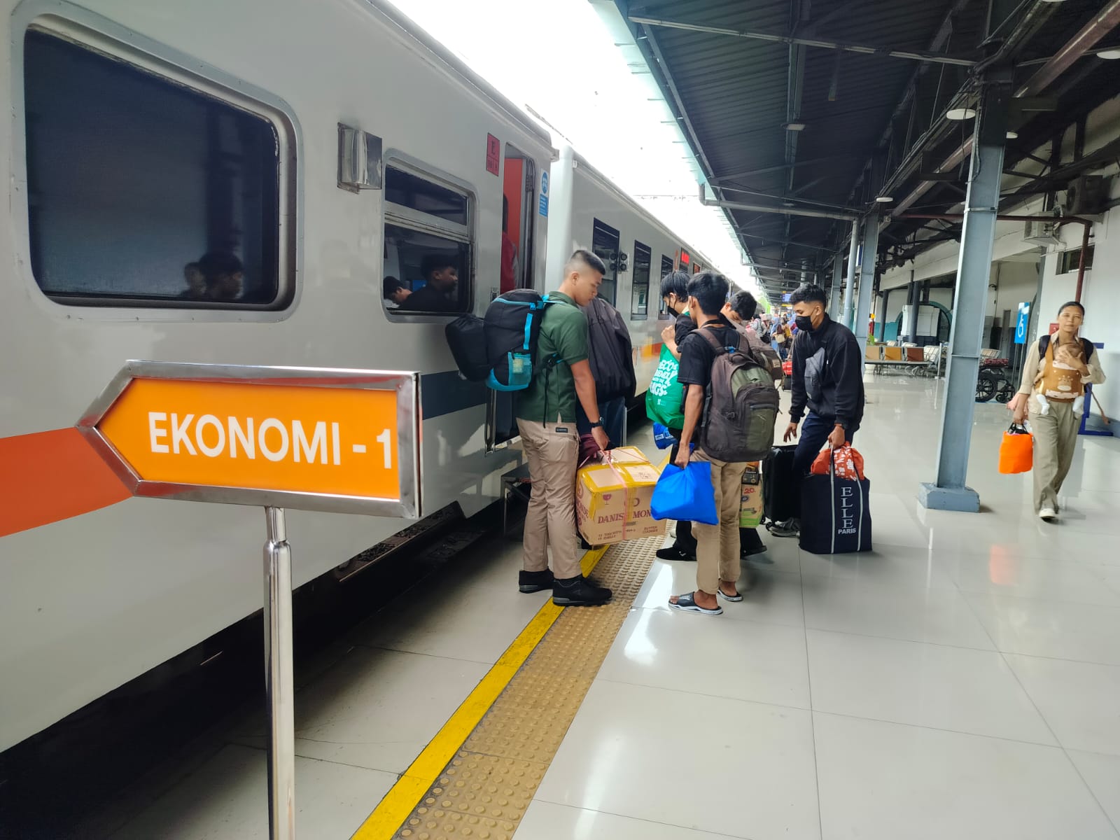 KAI Catat 1,66 Juta Pelanggan, Tiket Lebaran Capai 3,4 Juta, dan Kirim Hewan Peliharaan Mudik Dengan Kalog Express