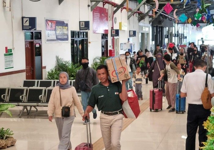 Arus Penumpang Masih Tinggi Jelang Takbiran di Stasiun Daop 8 Surabaya