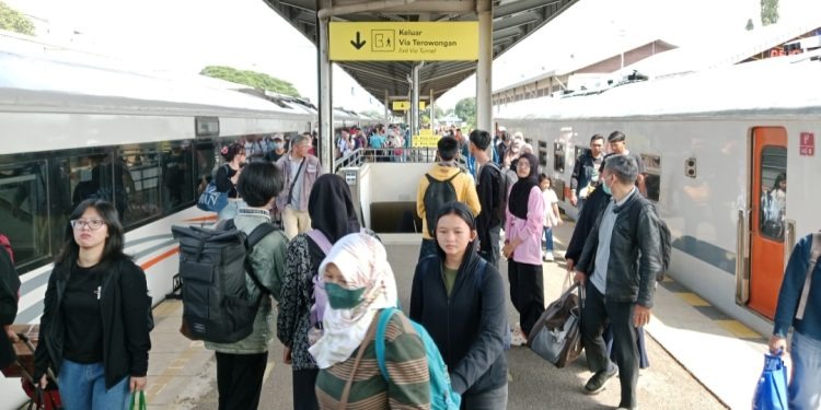Puncak Kedatangan Pemudik di Cirebon: 10.798 Penumpang Tiba pada 29 Maret 2025