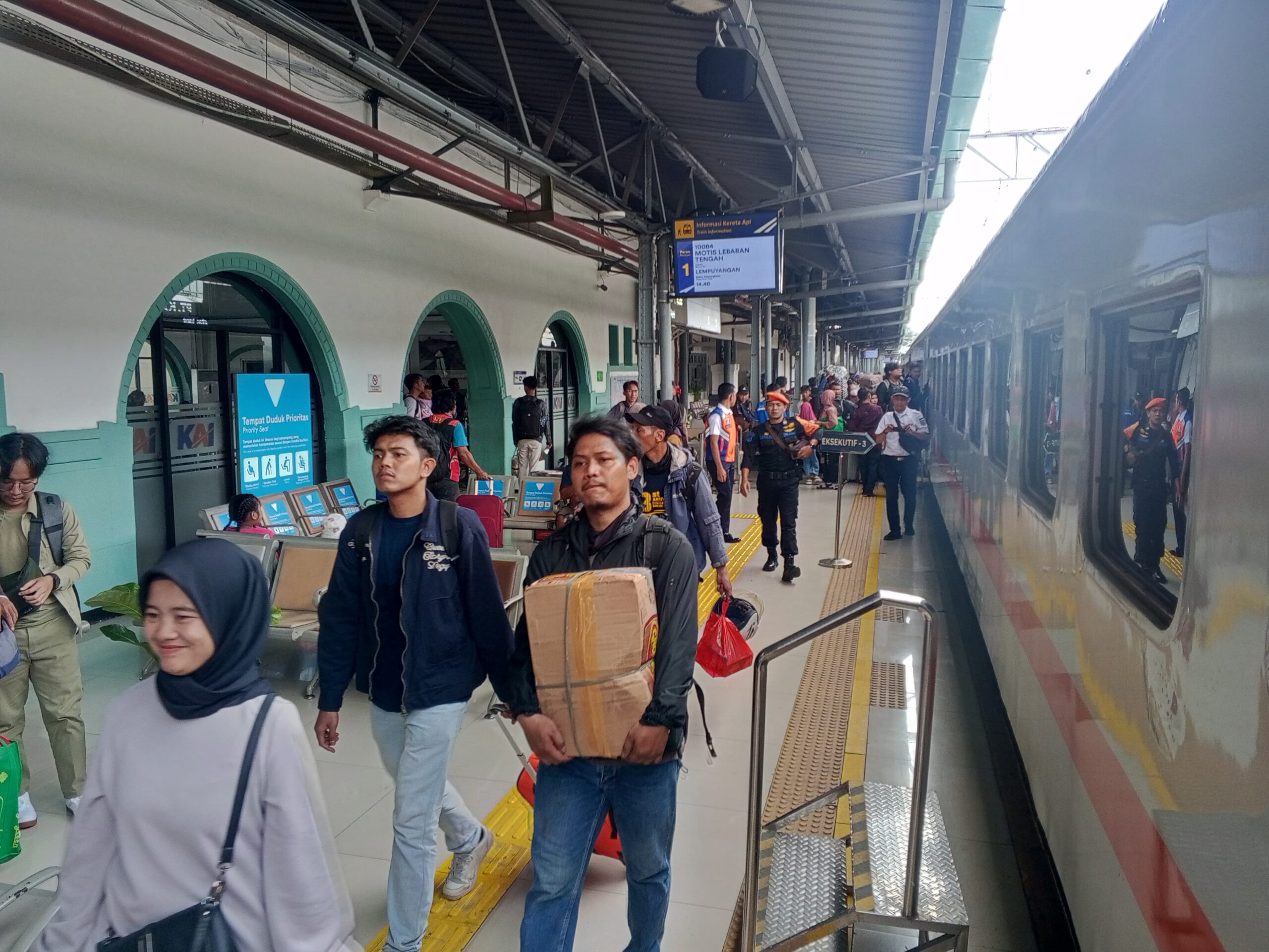 Hari Pertama Lebaran, Penumpang Kereta Api Tembus Angka Fantastis