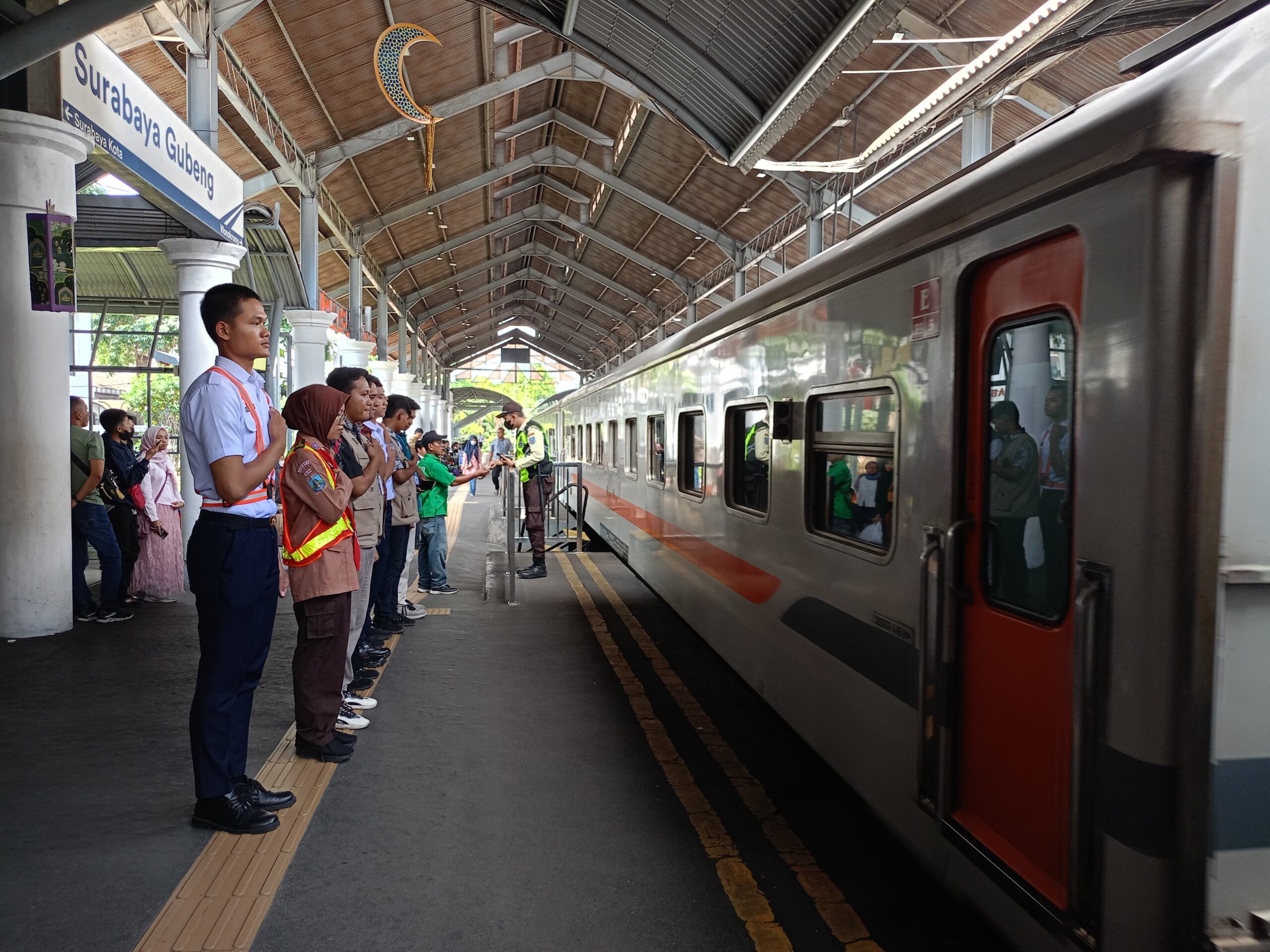 Angkutan Lebaran Lebih Aman dan Tertib Berkat Bantuan Railfans dan Pramuka