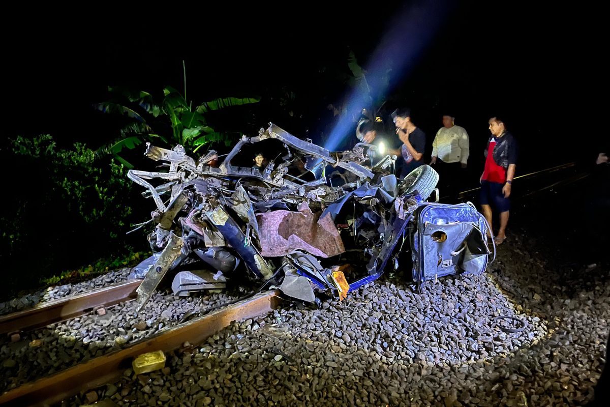 Insiden KA Turangga Hantam Mobil di Perlintasan, Perjalanan Terganggu Sementara