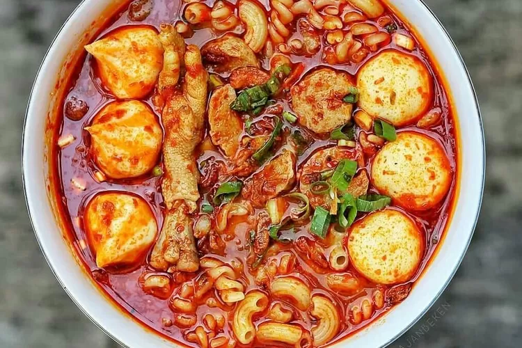 Sering Makan Seblak? Waspadai Risiko Kesehatan yang Mengintai