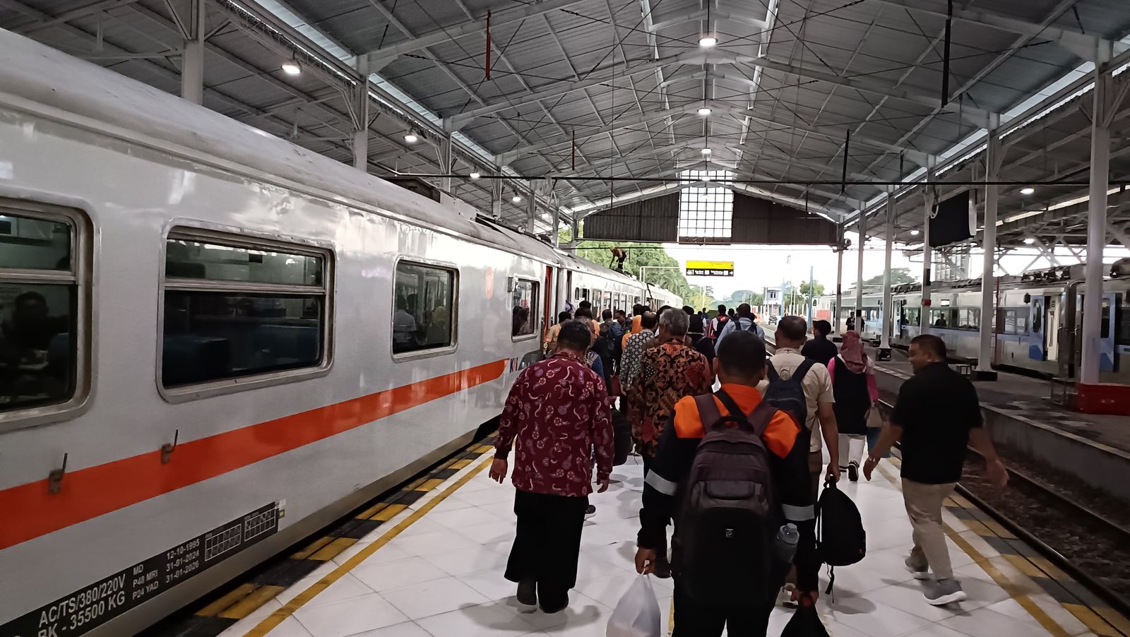 (FOTO) PSO Kereta Api Daop 5 Purwokerto Layani Jutaan Pelanggan dengan Tarif Bersubsidi