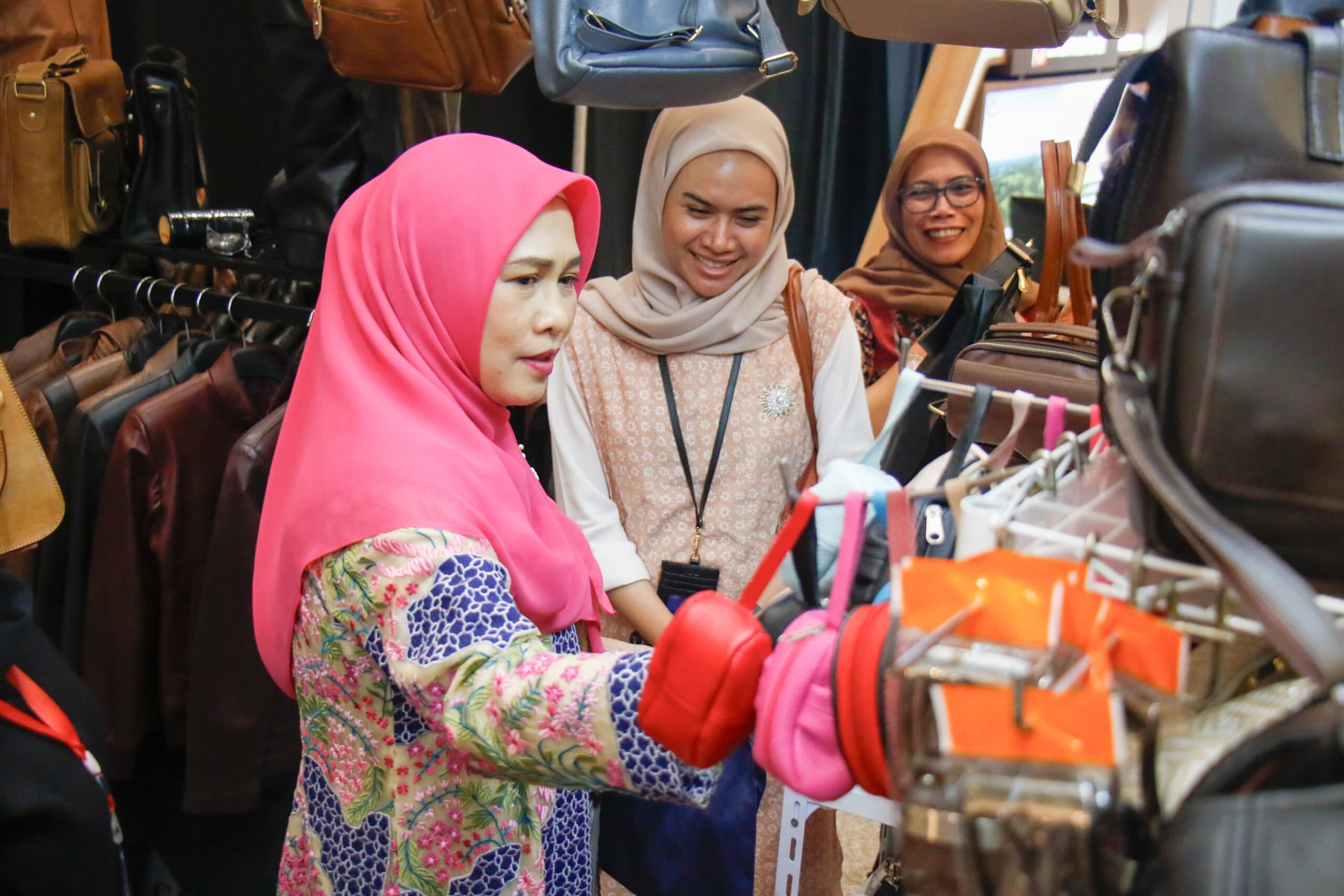 KAI Perkuat UMKM dan Fesyen Inklusif dalam Indonesia Fashion Week 2025