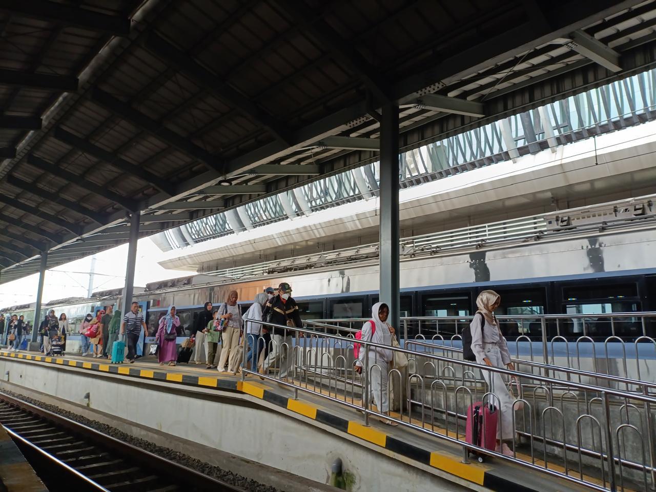 Liburan Waisak 2025: Kereta Api Jadi Pilihan Utama dengan Okupansi Tembus 100%