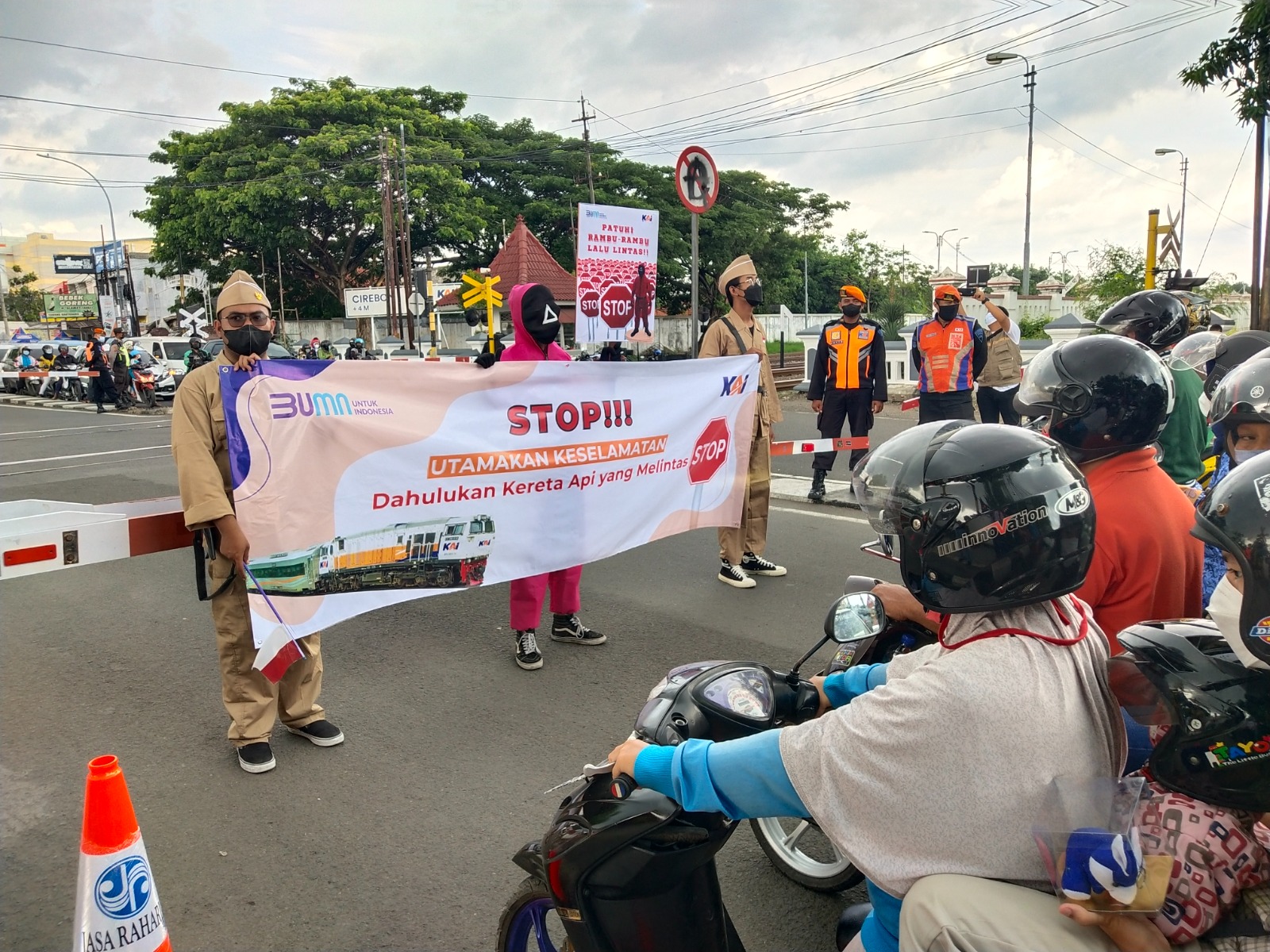 (FOTO) Penutupan Perlintasan Liar untuk Keselamatan Perjalanan Kereta Api