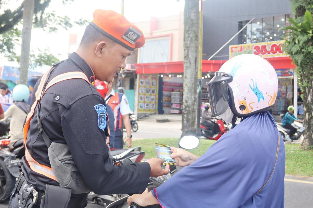 (FOTO) Edukasi Langsung di Perlintasan, KAI Divre II Sumbar Tekankan Pentingnya Disiplin
