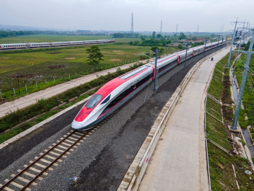 Whoosh Capai 9 Juta Penumpang, Wujudkan Indonesia yang Lebih Hijau dengan Transportasi Ramah Lingkungan