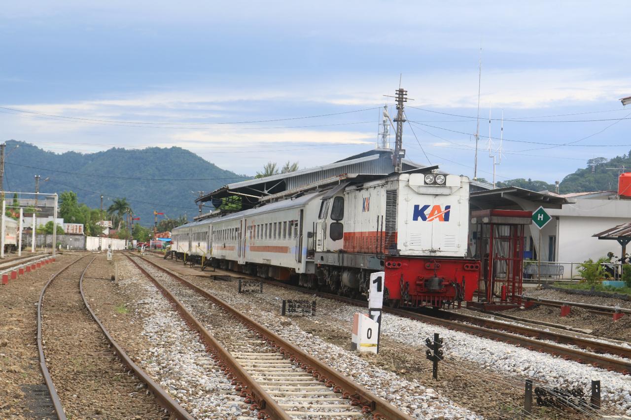 Menikmati Keindahan Alam Sumatera Barat dengan Tiga Kereta Wisata Utama