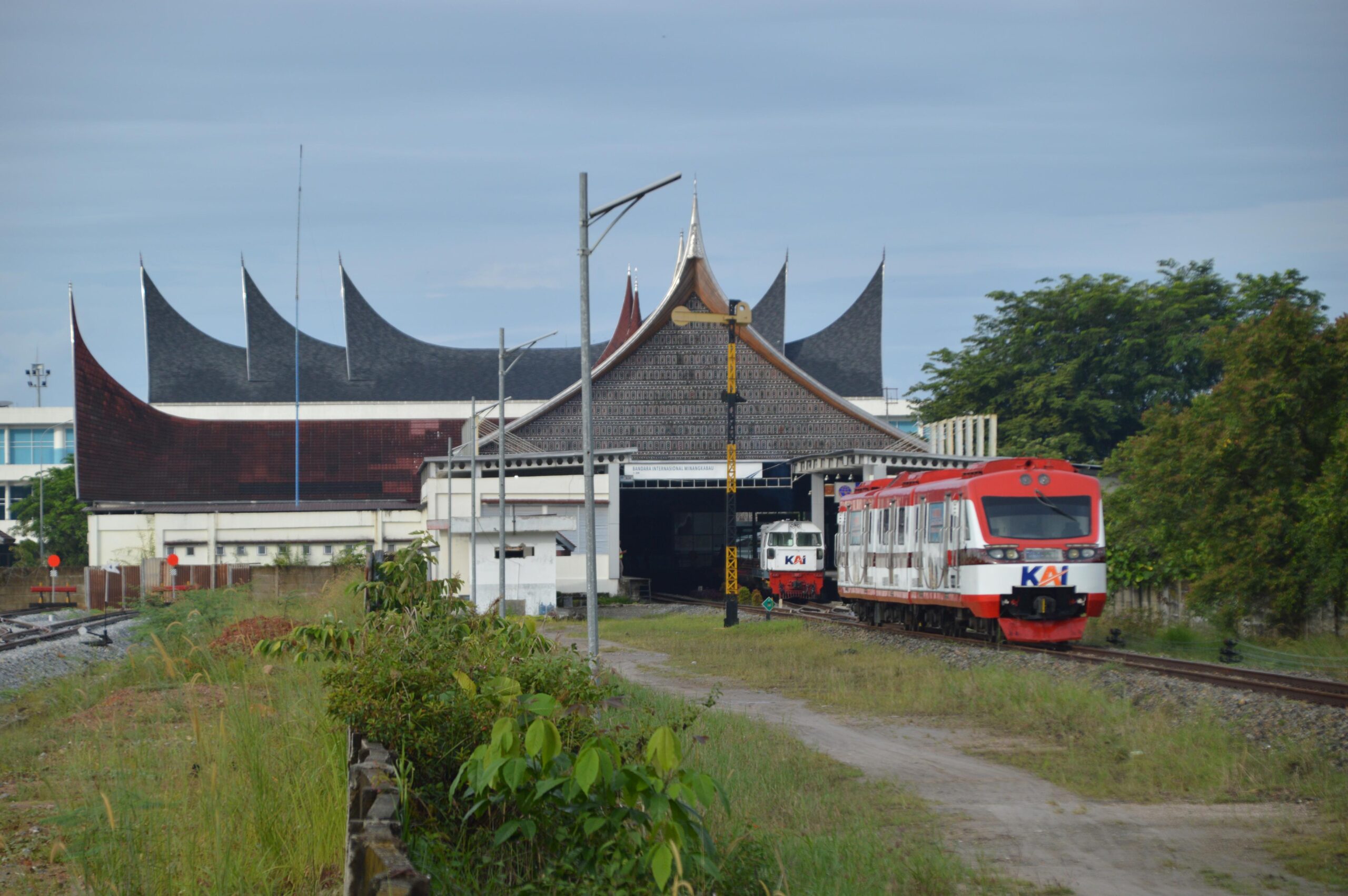 Kereta Api Wisata Sumatera Barat: Menyusuri Keindahan Alam dengan Pariaman Ekspres, Minangkabau Ekspres, dan Lembah Anai