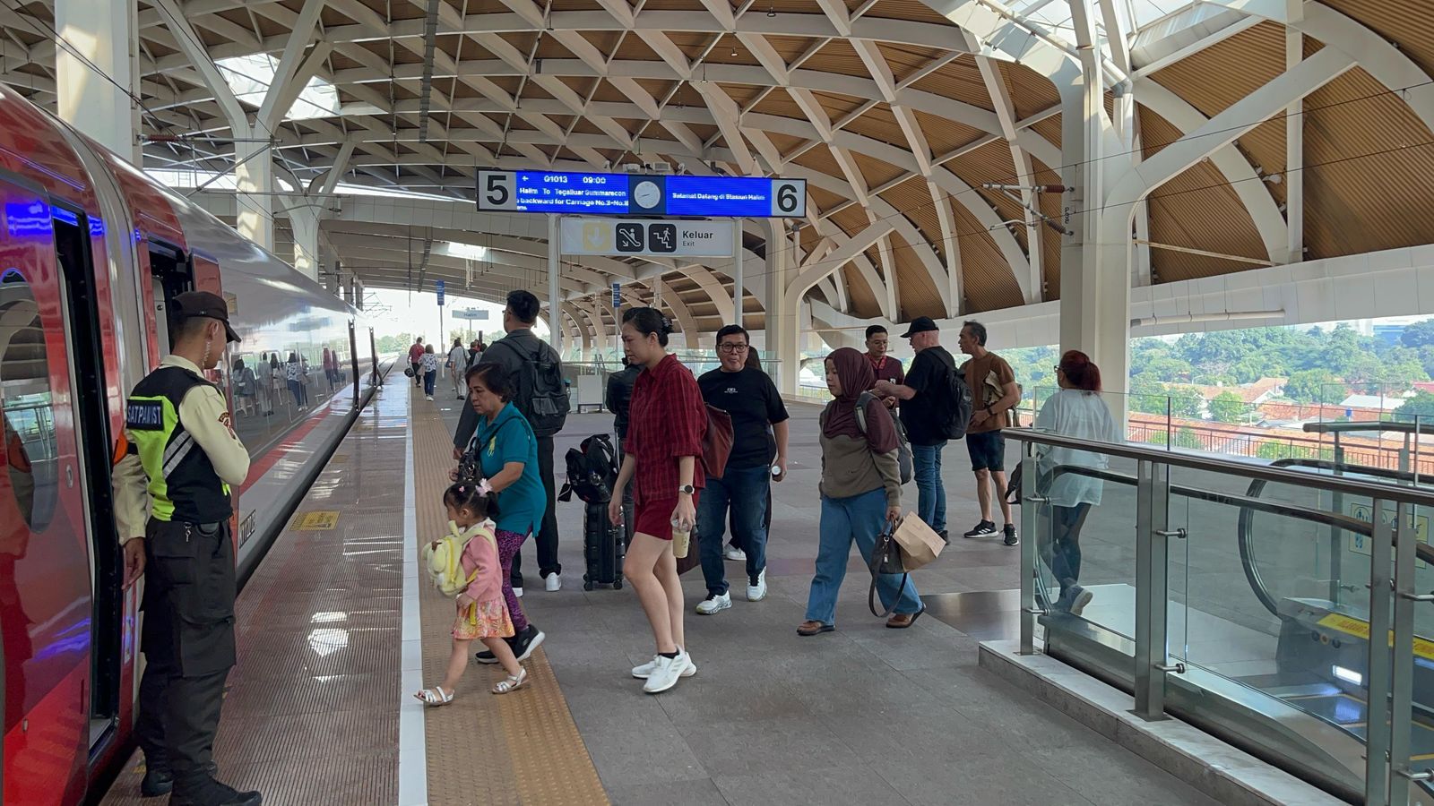 Libur Hari Buruh 2025, Whoosh Alami Tren Positif Penumpang
