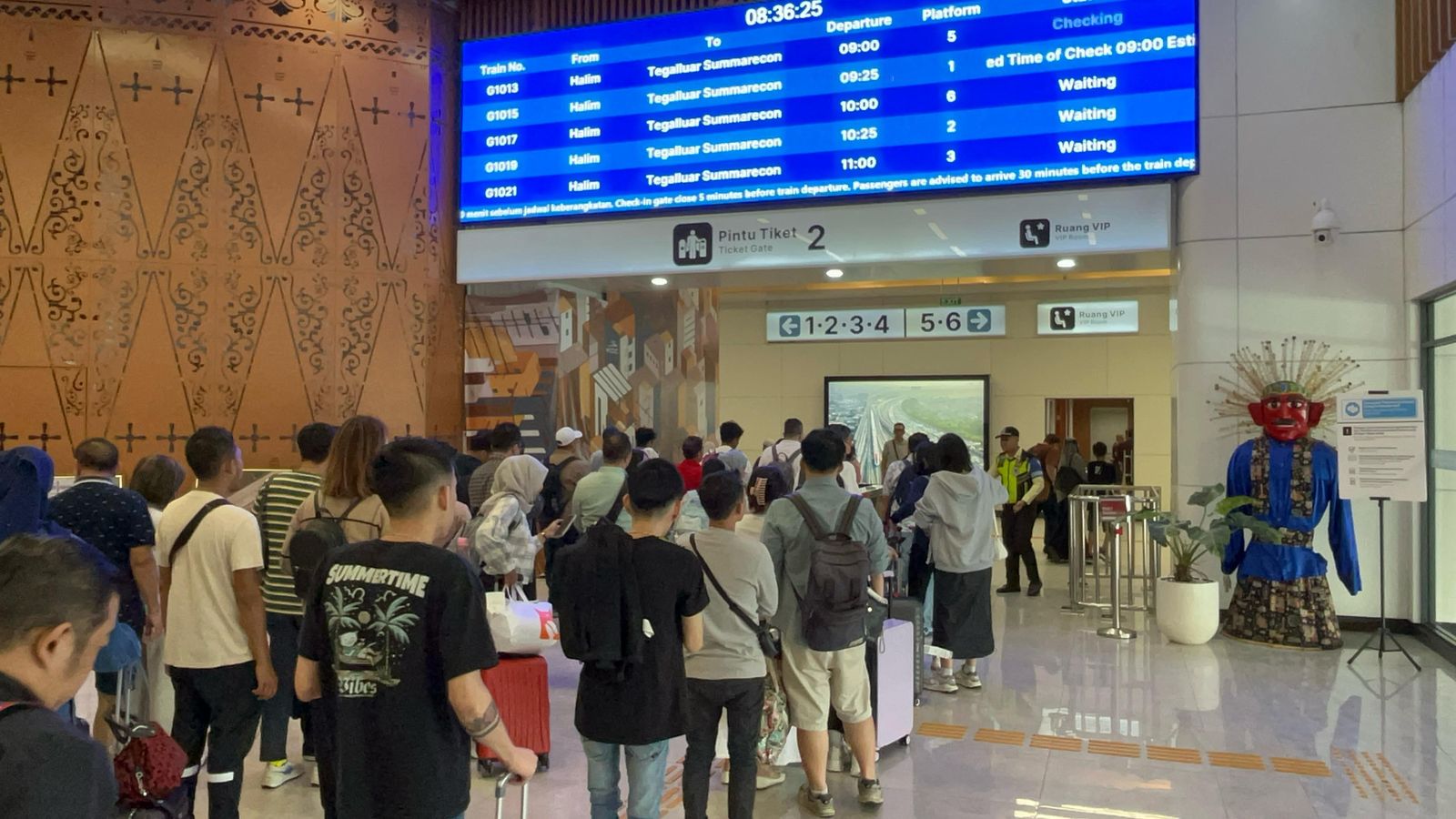 Antusiasme Libur 1 Mei, Penumpang Whoosh Naik Tajam