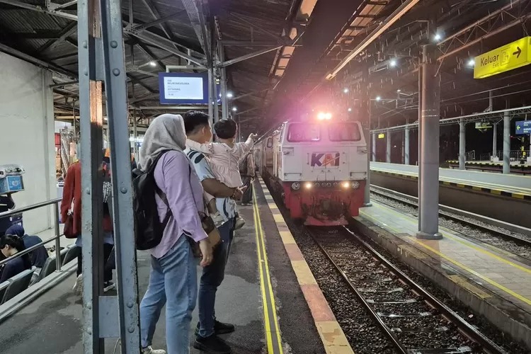 Waisak Picu Lonjakan Penumpang Kereta di Daop 6 hingga Ratusan Ribu