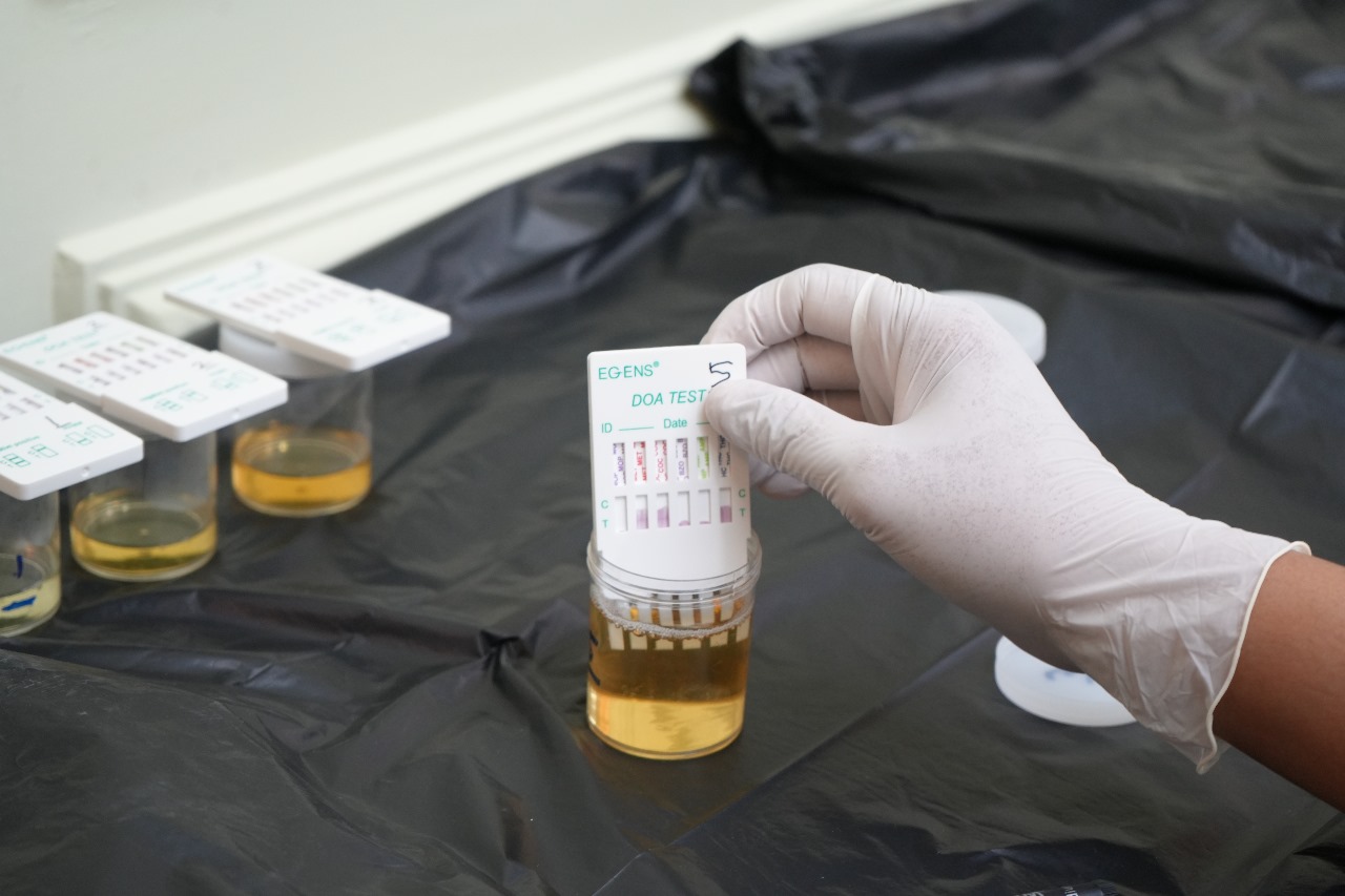 Cegah Narkoba, KAI dan BNNK Gelar Tes Urine